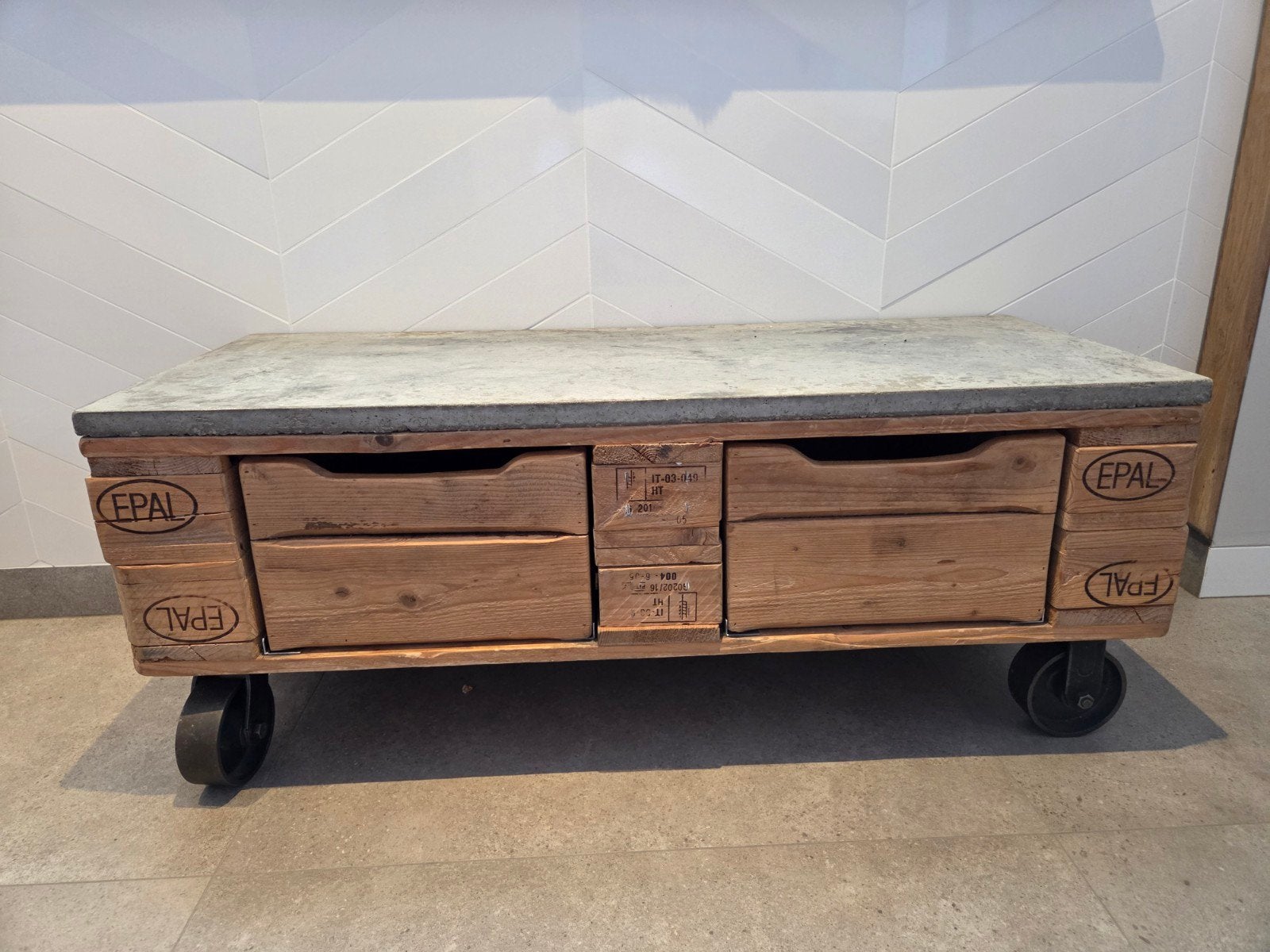 Salontafel van pallets met betonnen blad en wielen, Ophalen, Gebruikt, 100 tot 150 cm, 50 tot 100 cm