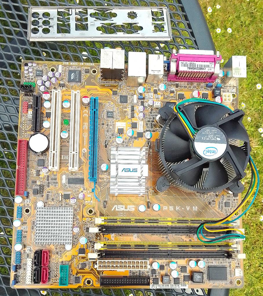 Moederbord ASUS P5K-VM met INTEL CORE tm2 QUAD 2,4GHz., Computers en Software, Ophalen of Verzenden, Gebruikt, Intel, DDR4