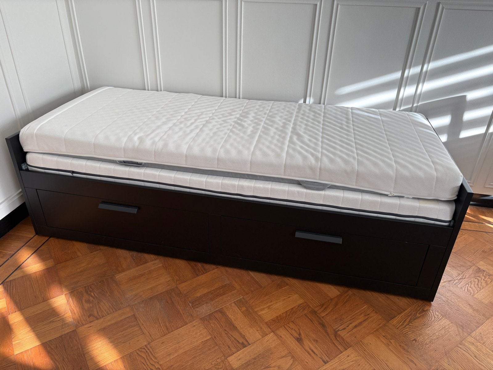 IKEA Brimnes bedbank met 2 lades en 2 matrassen, Ophalen, Eenpersoons, Zwart, Zo goed als nieuw