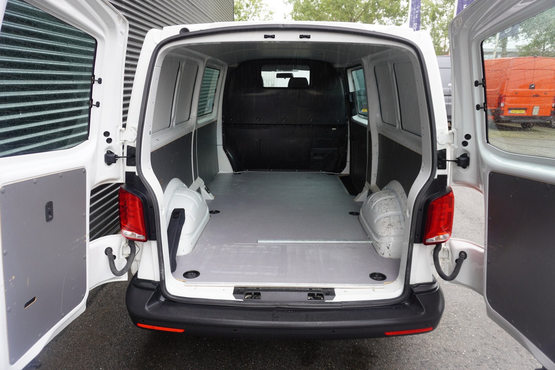 Volkswagen Transporter 110pk L2H1 Navigatie Achterdeuren App, Auto's, Voorwielaandrijving, Gebruikt, Euro 6, 4 cilinders