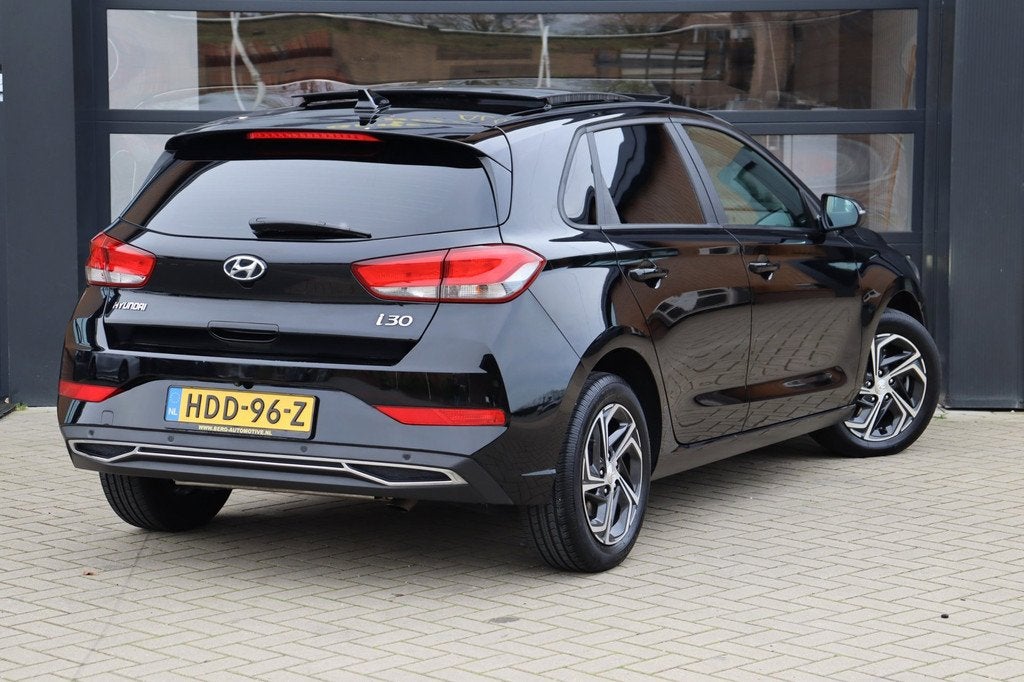 Hyundai I30 1.5 T-GDi MHEV Premium | Pano | Clima | Camera |, Auto's, Hyundai, Gebruikt, 4 cilinders, Zwart, Bedrijf
