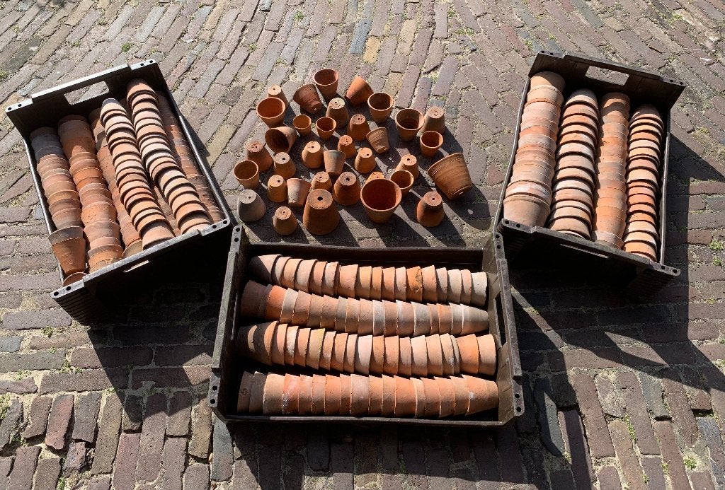 Foto 17 van Antieke handgemaakte aardewerken kweekpotjes