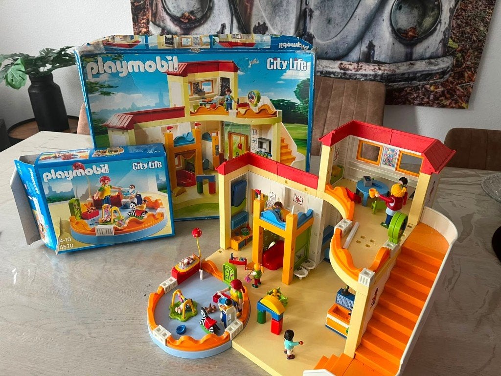 Playmobil 5567 Kinderdagverblijf + 5570 Speelgroep, Gebouw, Complete set, Ophalen of Verzenden, Zo goed als nieuw