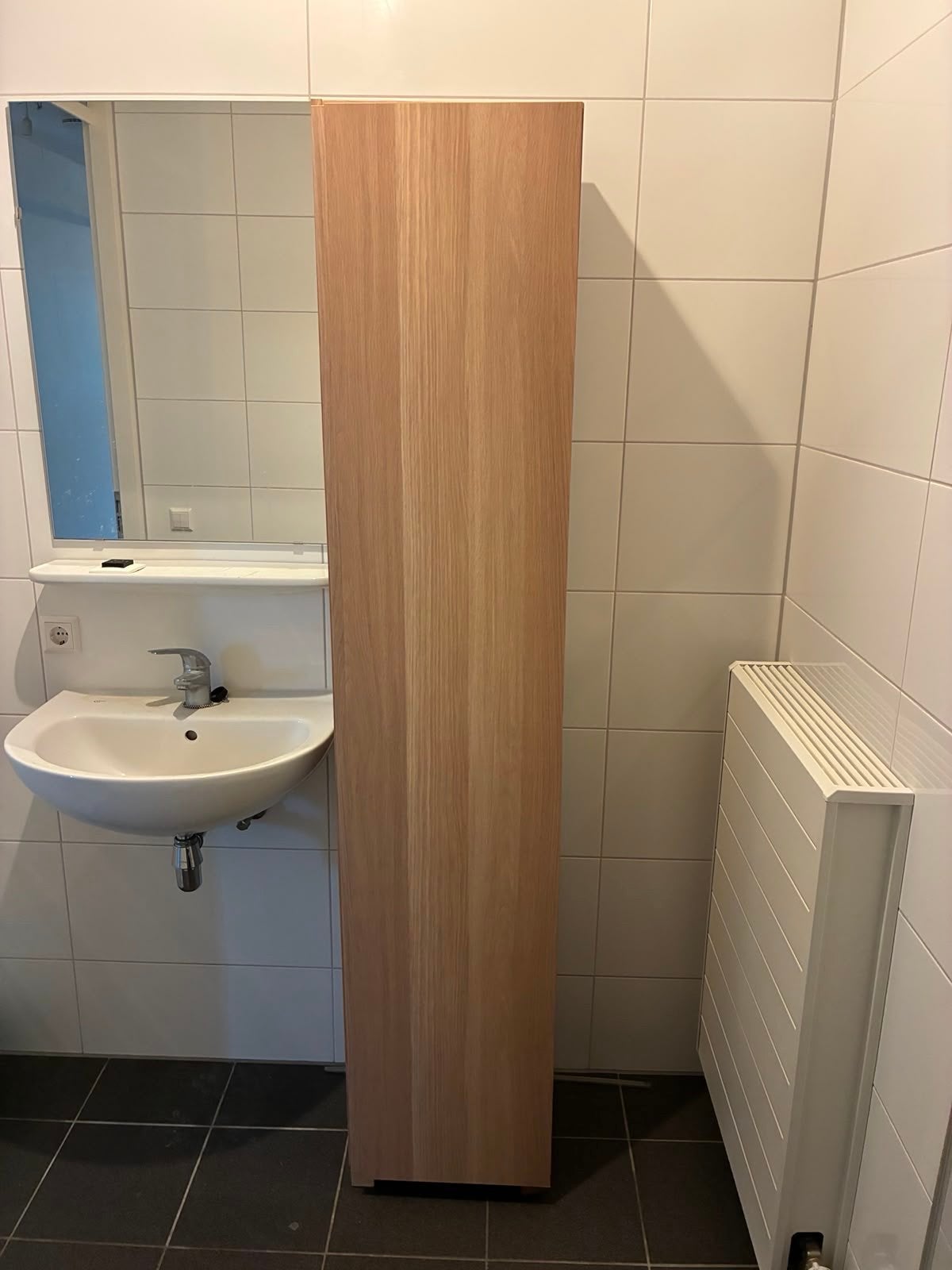 Hoge badkamerkast - kan opgehangen worden, Huis en Inrichting, Badkamer | Badkamermeubels, Ophalen, (Half)hoge kast, Minder dan 50 cm