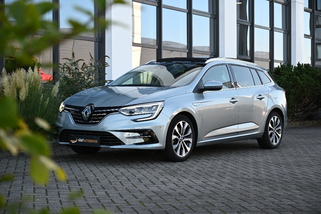 Renault Mégane E-Tech Estate 1.6 PHEV Sunroof Leer € 179pm, 4 cilinders, Leder, Hybride Elektrisch/Benzine, 158 pk