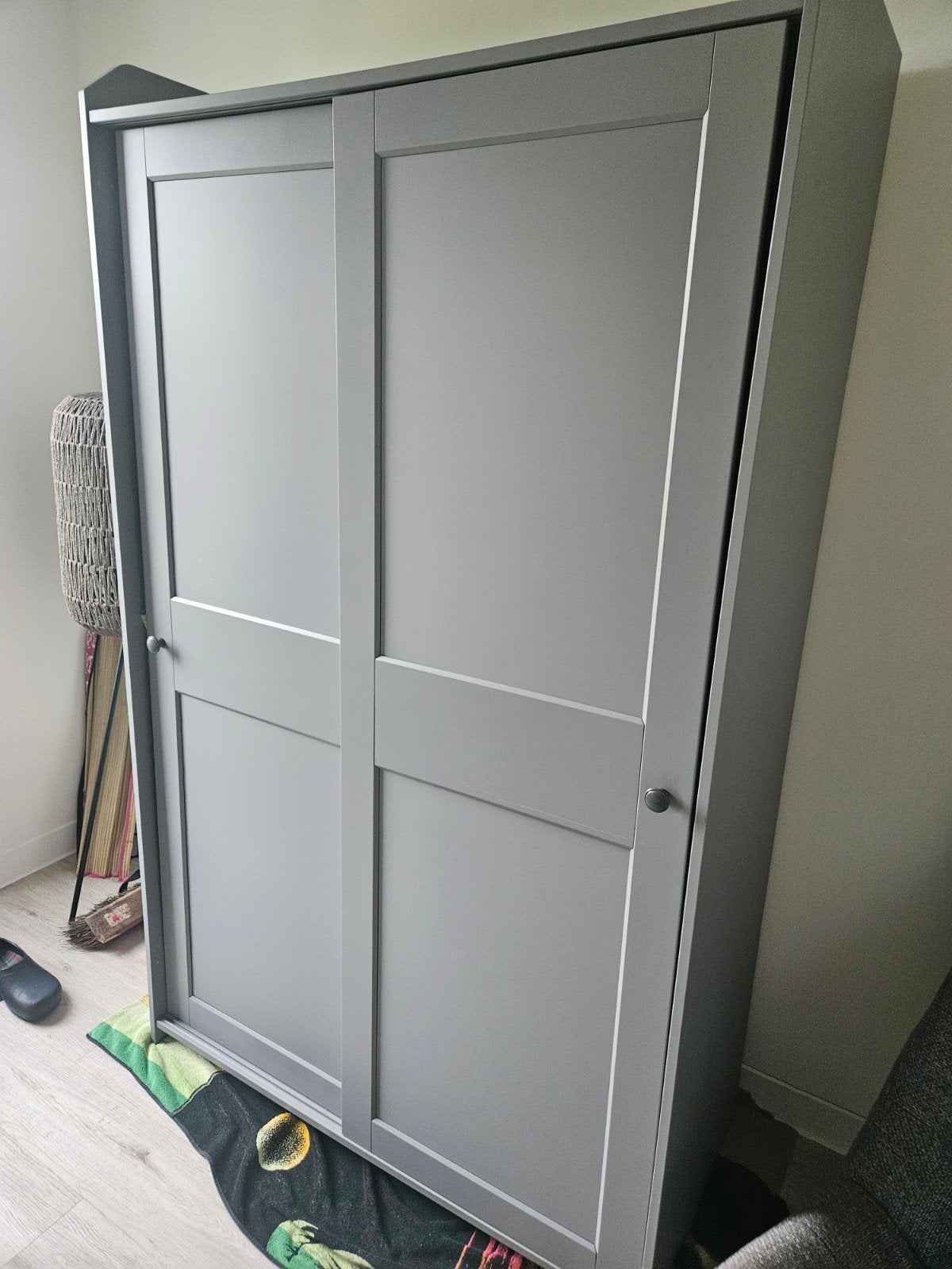 5 euro / Grijze kledingkast/ erg beschadigd, Huis en Inrichting, Ophalen, Gebruikt, 100 tot 150 cm, Met plank(en)
