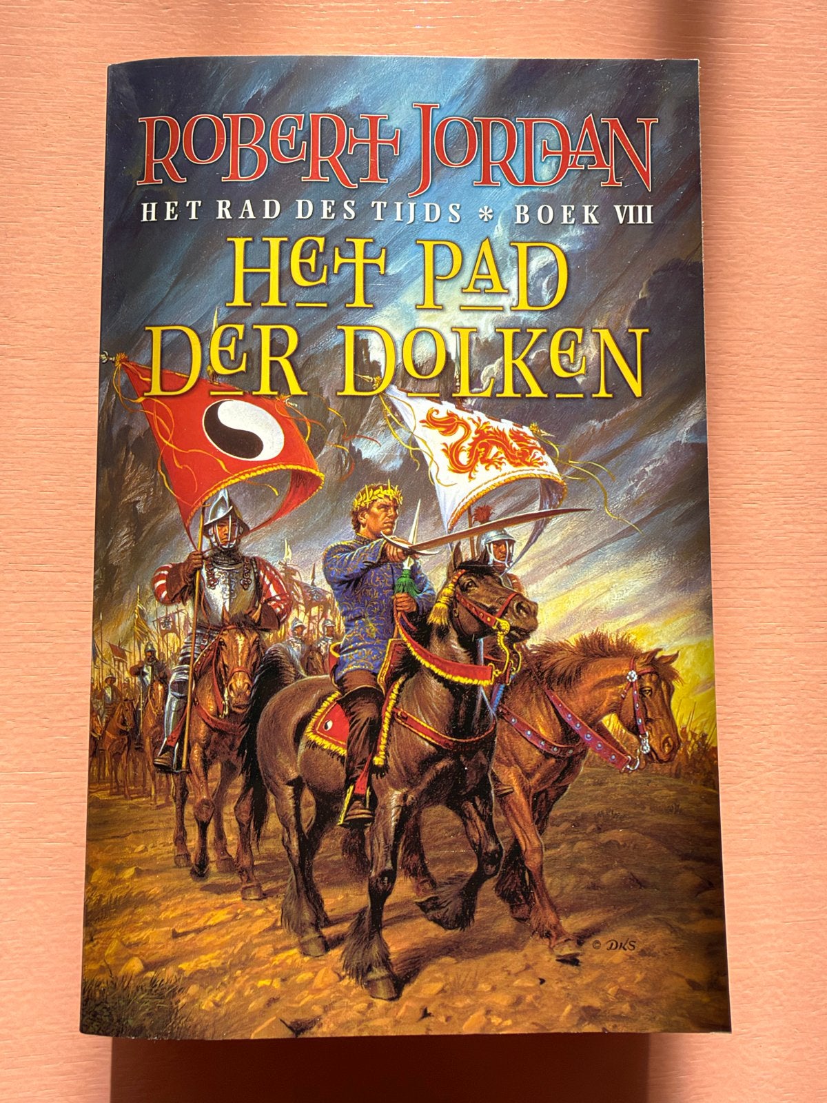 Het Rad des Tijds Boek VIII: Het Pad der Dolken - Robert Jor, Ophalen of Verzenden, Zo goed als nieuw