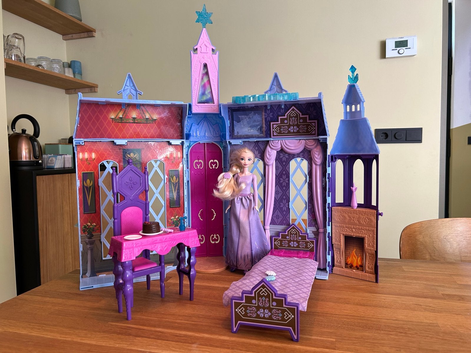 Disney Frozen Elsa Kasteel met Pop en Meubels, Ophalen of Verzenden, Zo goed als nieuw, Overige typen