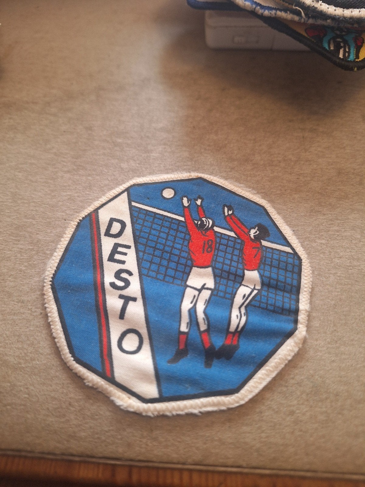 Vintage DESTVO volleybal patch - Zeldzaam verzamelobject, Ophalen of Verzenden, Gebruikt, Overige typen