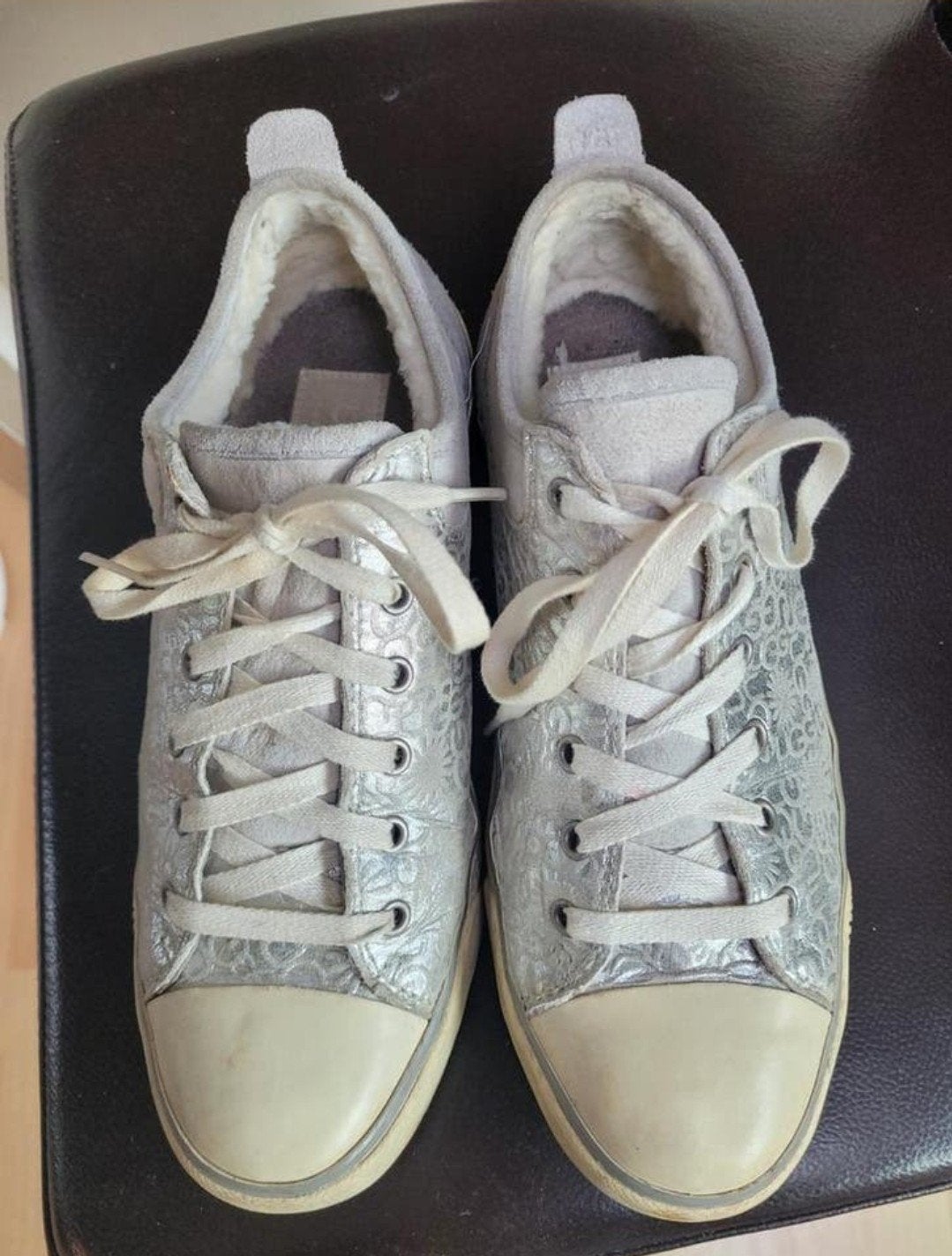 UGG Sneakers - Zilverkleurig met heerlijk bontvoering, Kleding | Dames, Schoenen, Gedragen, Sneakers of Gympen, Overige kleuren
