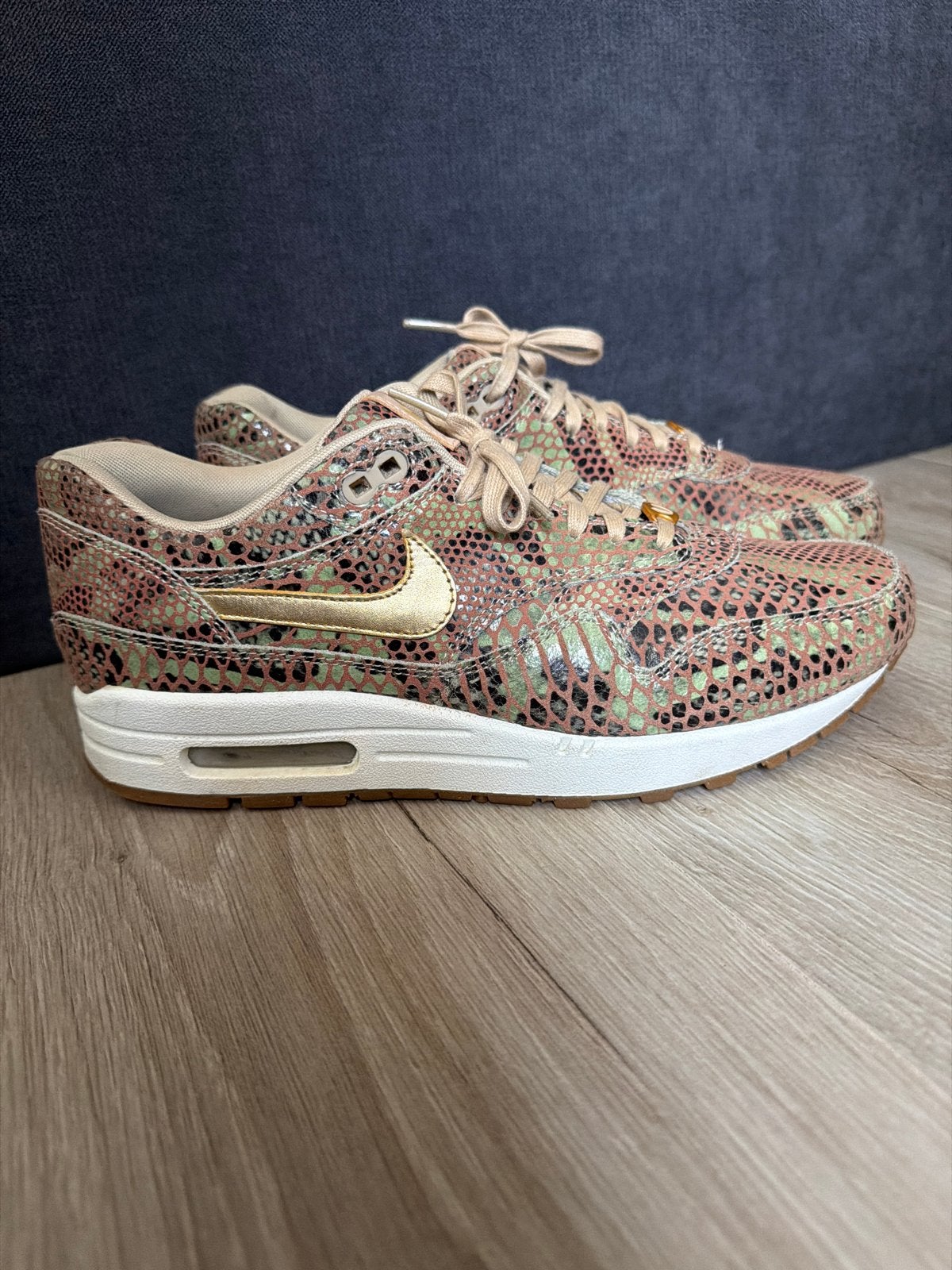 Nike Air Max 1 'Year of the Snake' maat 41, Ophalen of Verzenden, Gedragen, Bruin, Sneakers of Gympen