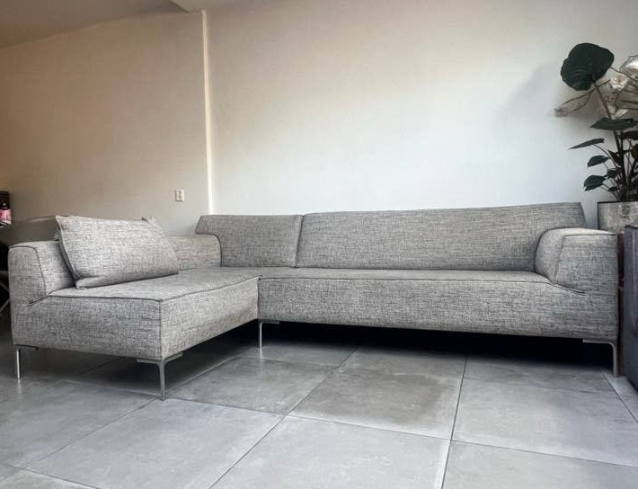 DESIGN ON STOCK BLOQ STRAK DESIGN GRIJS HOEKBANK BANKSTEL, Ophalen, 250 tot 300 cm, Hoekbank, Zo goed als nieuw