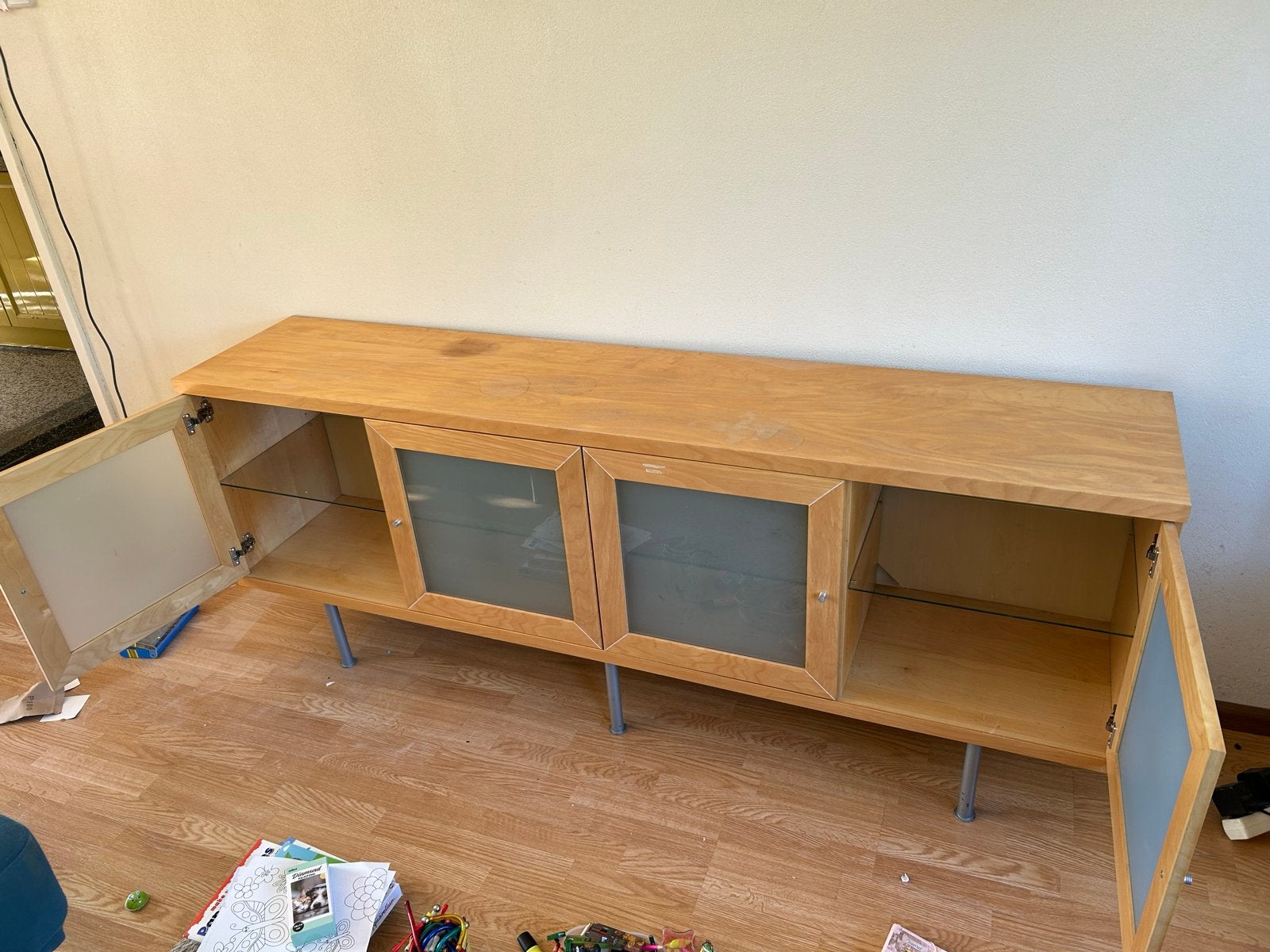 Houten tv-meubel / lage kast met glazen deuren en planken, Ophalen, Gebruikt, 150 tot 200 cm, Minder dan 100 cm