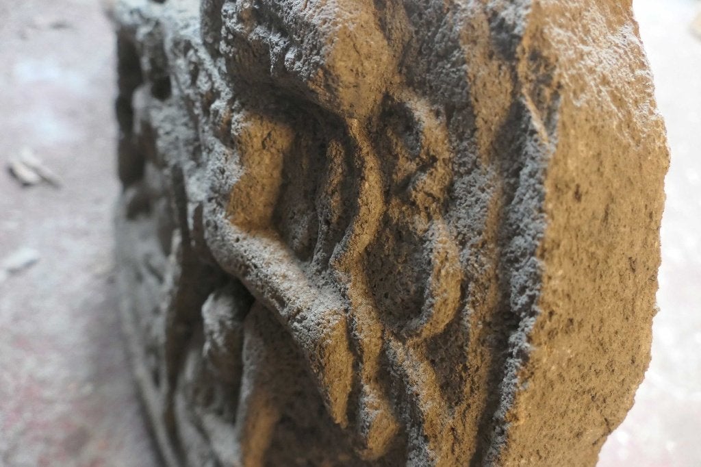 Grote stenen Buddha SB3 oud Lavasteen Boeddha beeld kunst, Handgemaakt, Zandstraat 1c, Ophalen of Verzenden, Info@devriesantiek.nl