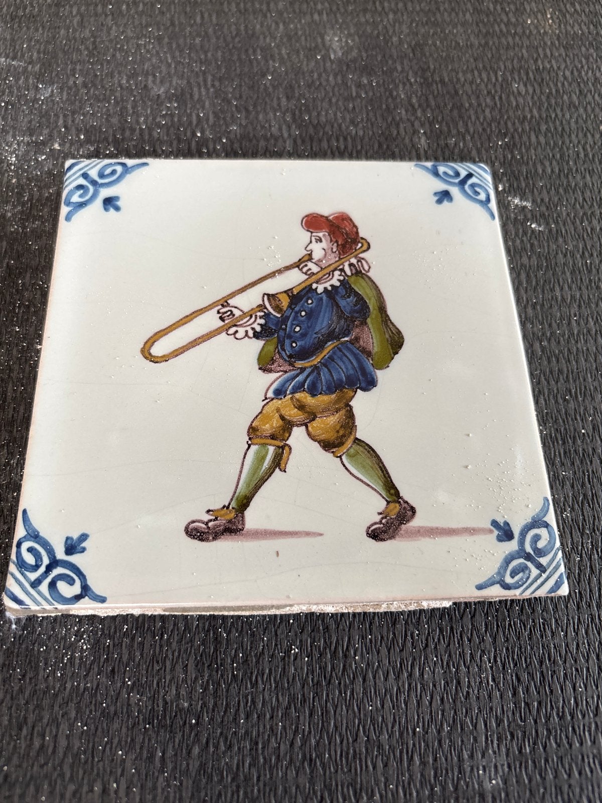 Antieke Delfts Blauw tegel muzikant met trompet, Antiek en Kunst, Ophalen of Verzenden