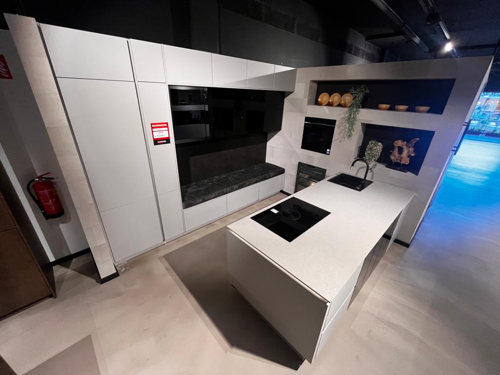 Moderne showroomkeuken met kookeiland en inbouwapparatuur, Ophalen, Hoekkeuken, Zo goed als nieuw, Greeploos