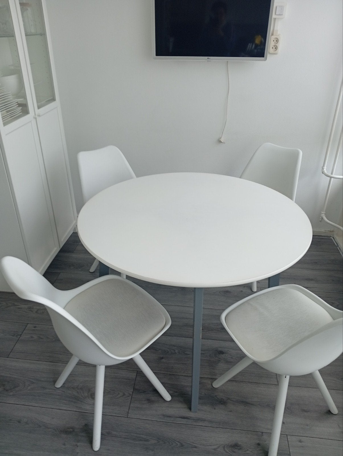 Ronde eettafel met 4 stoelen - wit/grijs, Huis en Inrichting, Ophalen, Gebruikt, 100 tot 150 cm, Rond