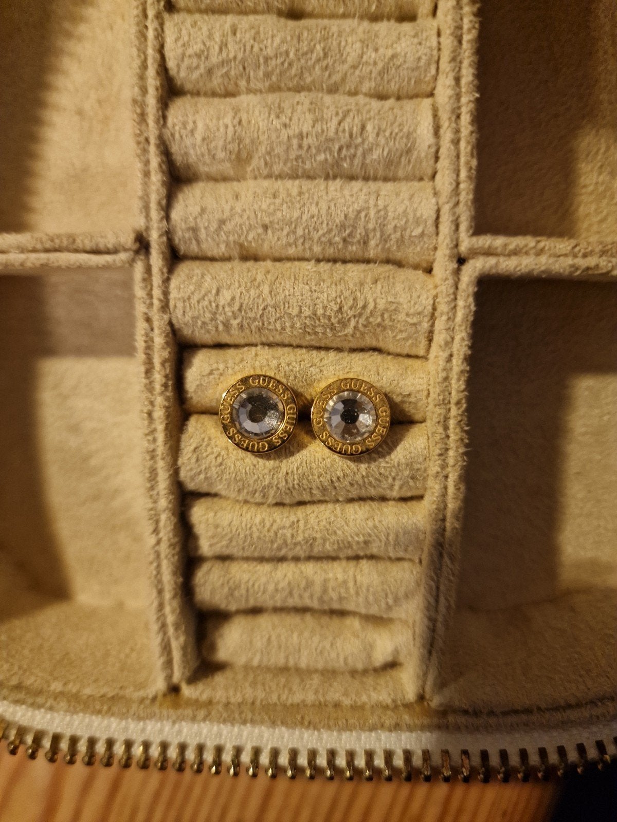 Gouden Guess oorbellen, Sieraden, Tassen en Uiterlijk, Met kristal, Overige materialen, Ophalen of Verzenden, Zo goed als nieuw