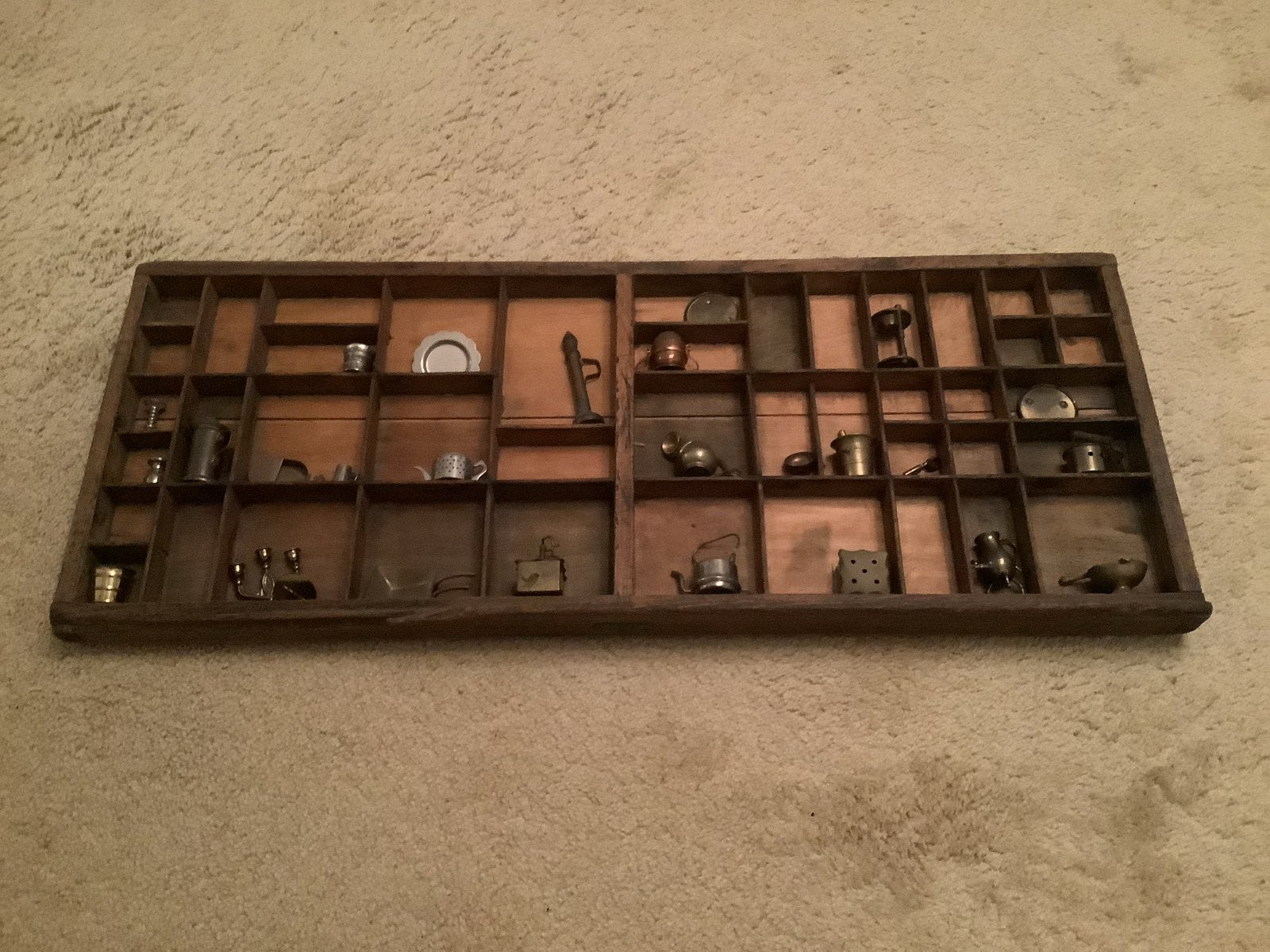 Antieke letterbak met miniatuur voorwerpen, Ophalen