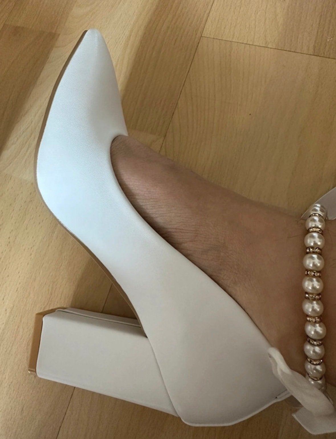 Witte pumps met blokhak en parelbandje, Kleding | Dames, Pumps, Wit, Nieuw, Ophalen of Verzenden