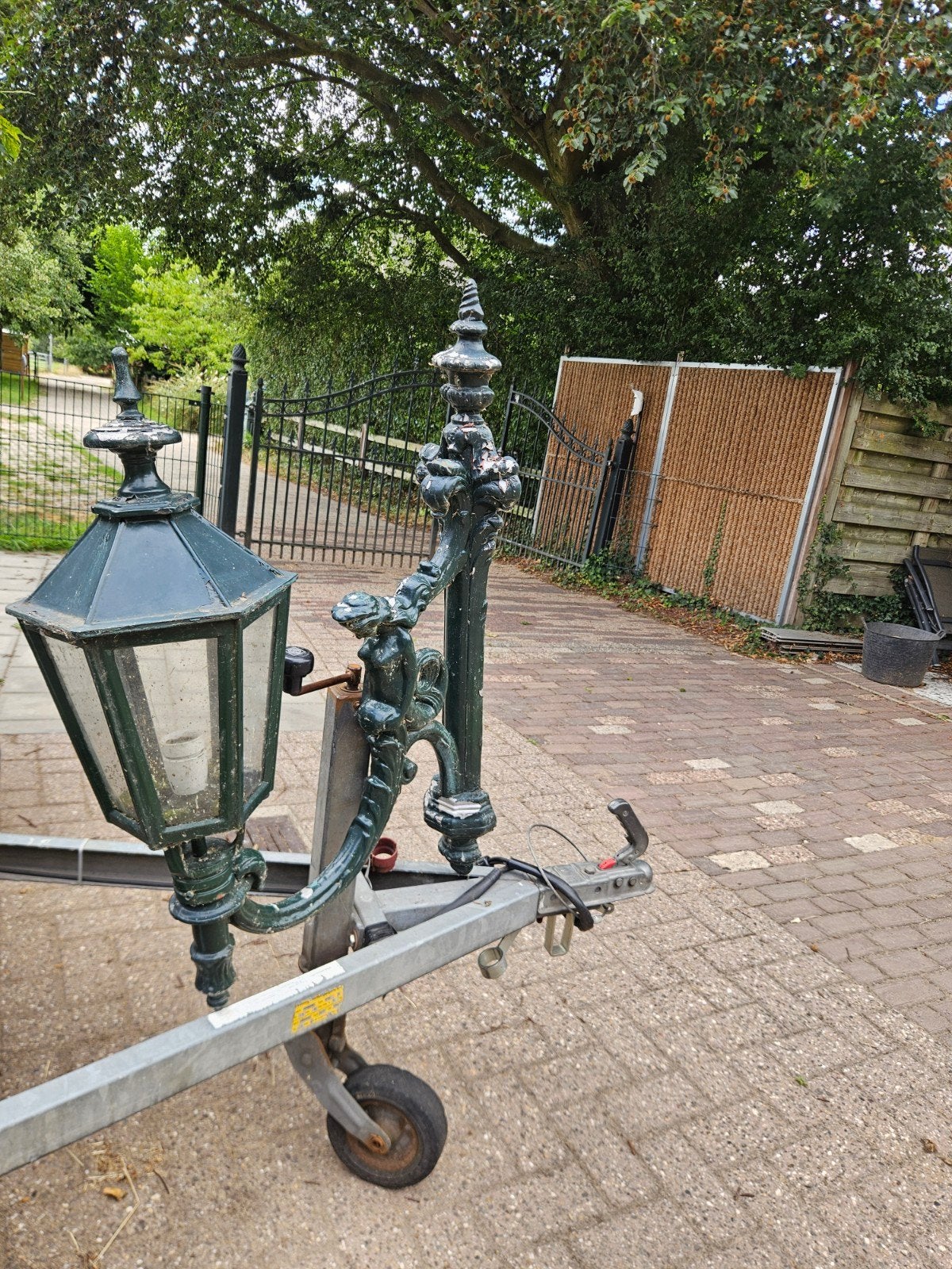 Antieke gietijzeren tuinlantaarn / gevel lantaarn, Gebruikt, Wandlamp, Ophalen of Verzenden, Netvoeding