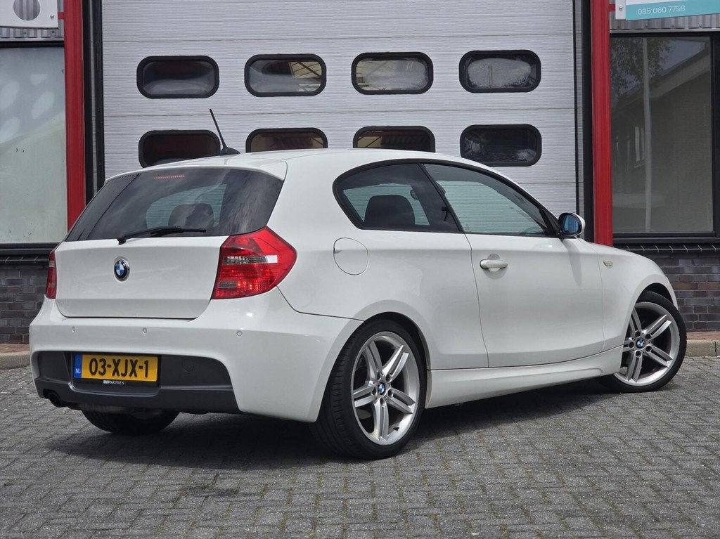 BMW 1-serie 116i High Executive M Sport/LMV/Cruise/Airco, Auto's, BMW, Achterwielaandrijving, Gebruikt, Zwart, 4 cilinders