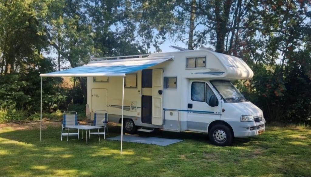 Adria Coral 660 SP 2005 - Ruime camper met nieuwe APK, Afzuigkap, Achteruitrijcamera, Alkoof, Ringverwarming
