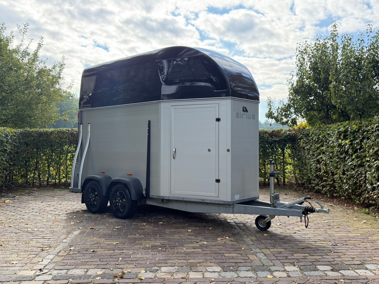 Zeer nette 1.5 paards sirius s45 met zadelkamer