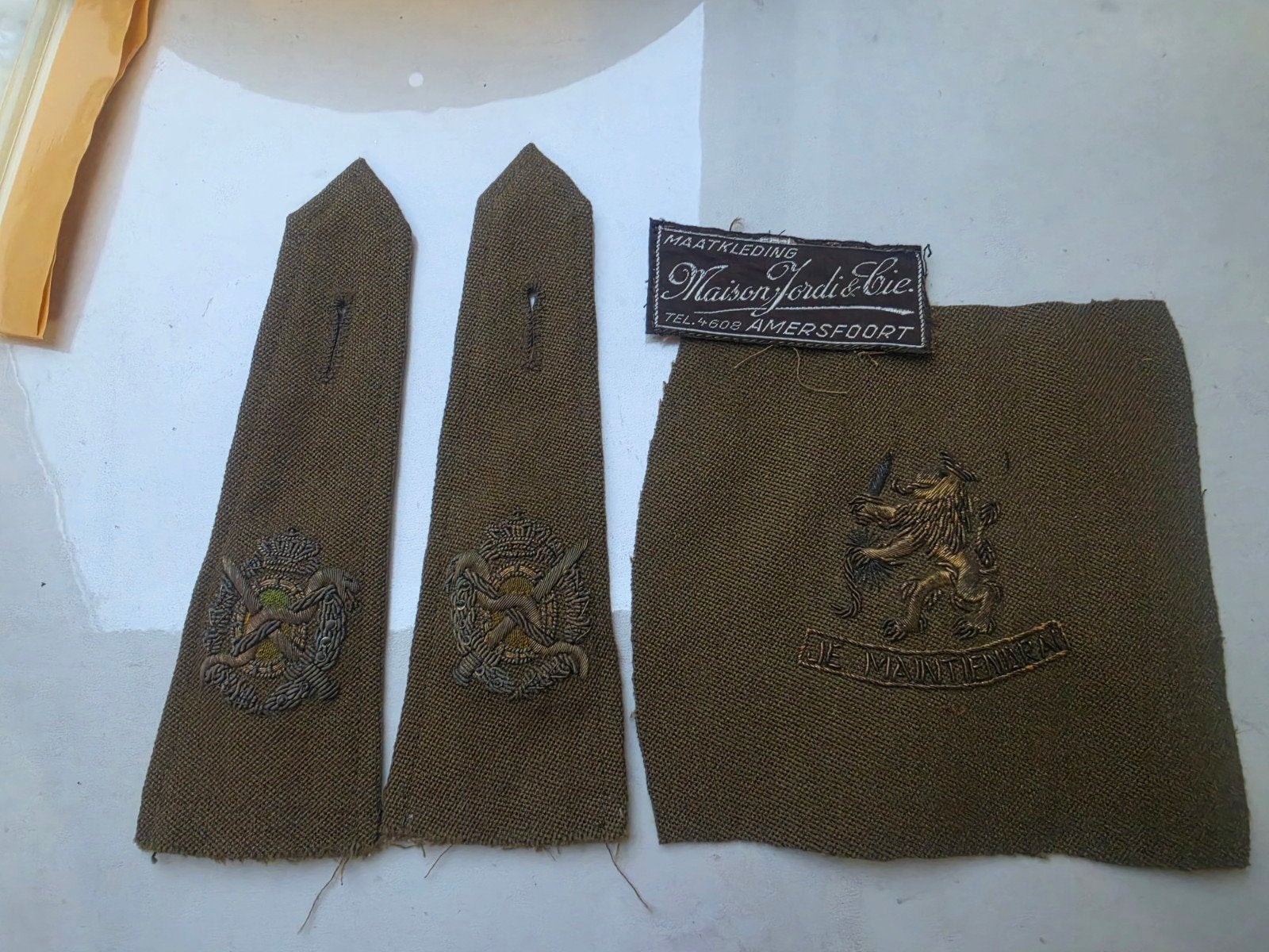 Geborduurde schouderemblemen Geneeskundige dienst, Verzamelen, Ophalen of Verzenden, Landmacht, Nederland, Embleem of Badge