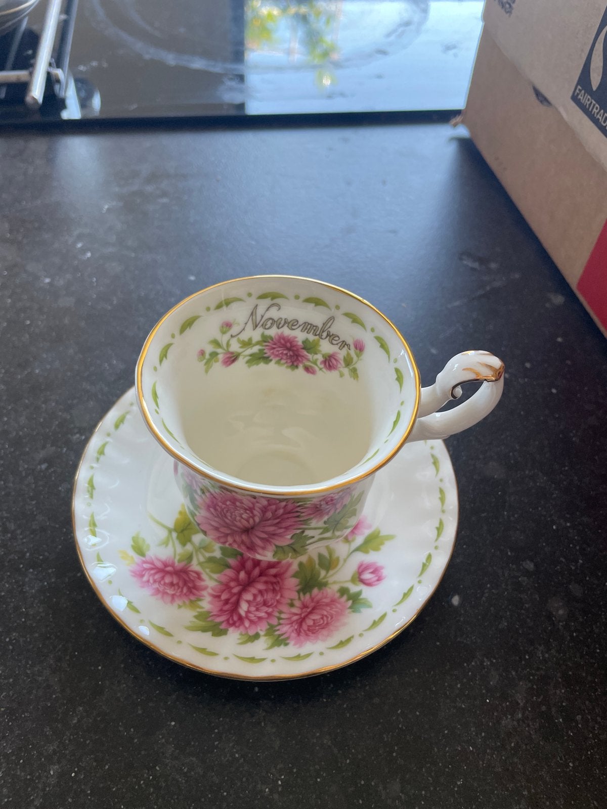 Royal Albert Flower of the Month November Chrysanthemum, Klassiek, Ophalen of Verzenden, Zo goed als nieuw, Kop(pen) en/of Schotel(s)