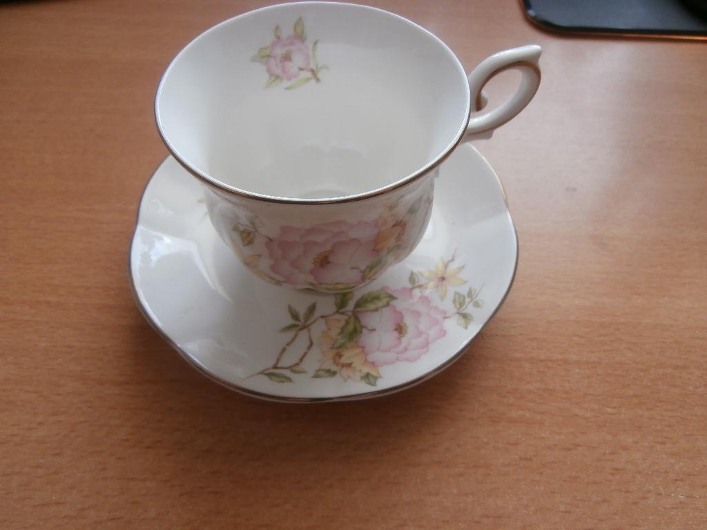6x kop en schotel Royal Canterbury Antonia Fine Bone China, Verzamelen, Porselein, Kristal en Bestek, Nieuw, Kop en/of schotel