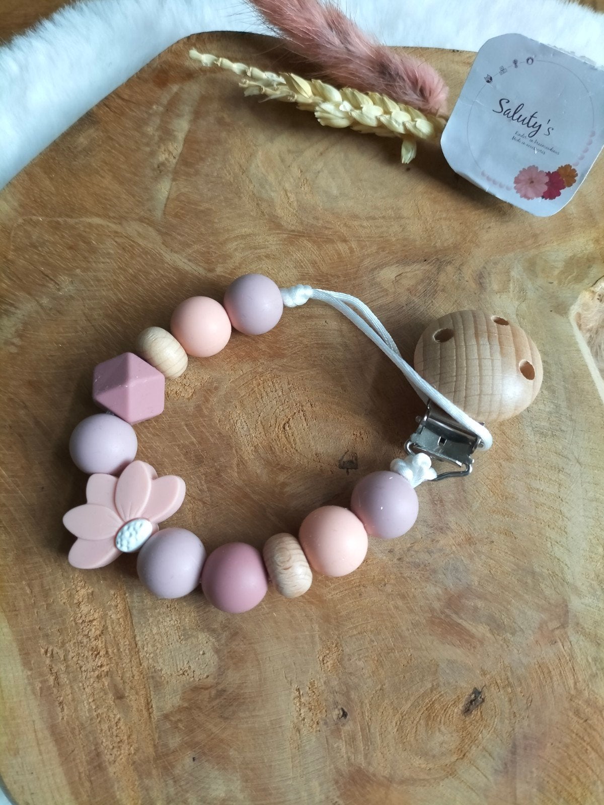 Nieuw kraamcadeautje • Speenkoord Bloem/Lila/roze, Kraamcadeau, Nieuw, Ophalen of Verzenden, Saluty's kinder- en kraamcadeaus
