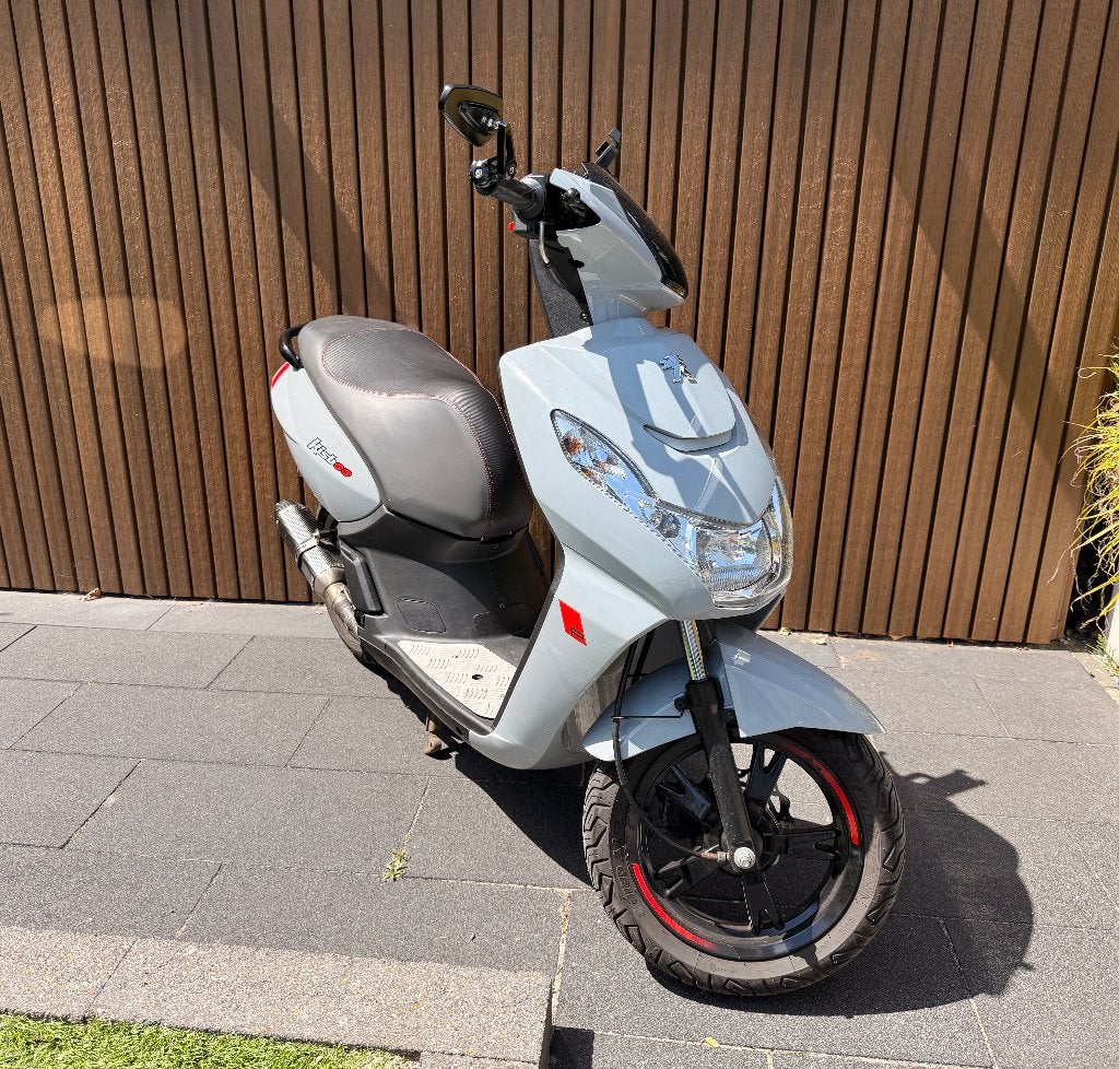 Peugeot Kisbee RS, Fietsen en Brommers, Scooters | Peugeot, Zo goed als nieuw, Overige modellen, Maximaal 45 km/u, Benzine, Ophalen