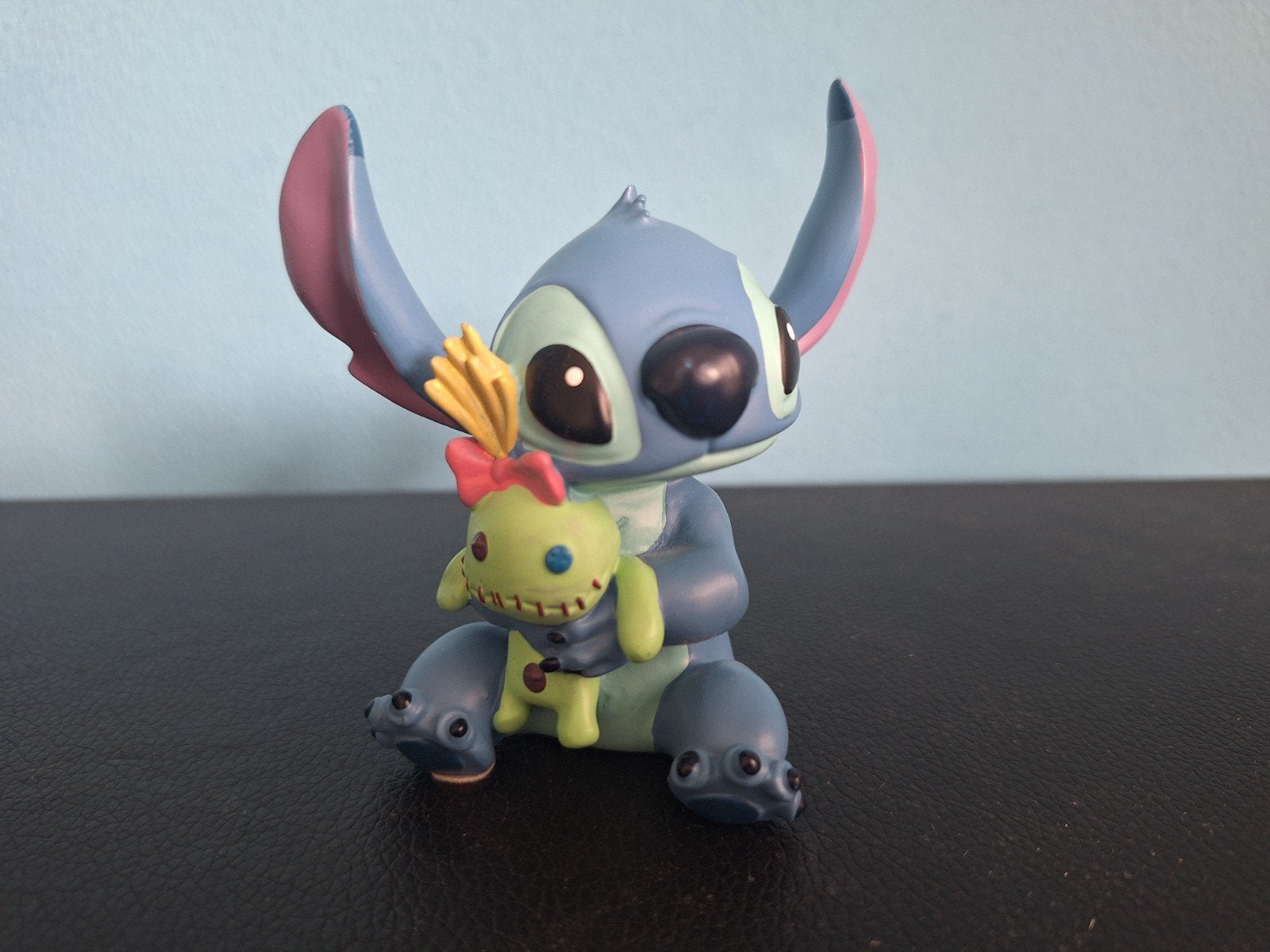showcase stitch met knuffel, Ophalen of Verzenden, Overige figuren, Zo goed als nieuw, Beeldje of Figuurtje