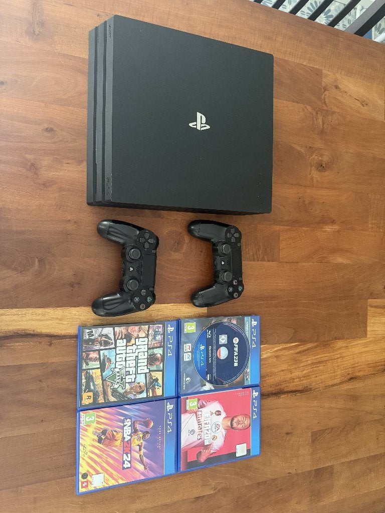 PlayStation 4 Pro + 2 Controllers + 4 Games, Ophalen, Gebruikt, Met 1 controller, Pro