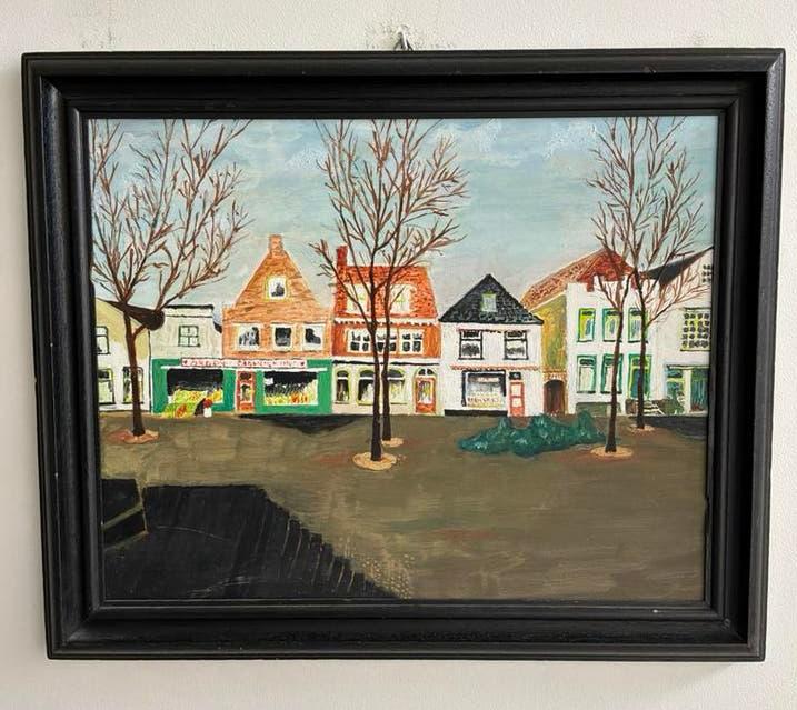 Naïef schilderij: Winkels aan dorpsplein in zwarte lijst, Antiek en Kunst, Ophalen of Verzenden
