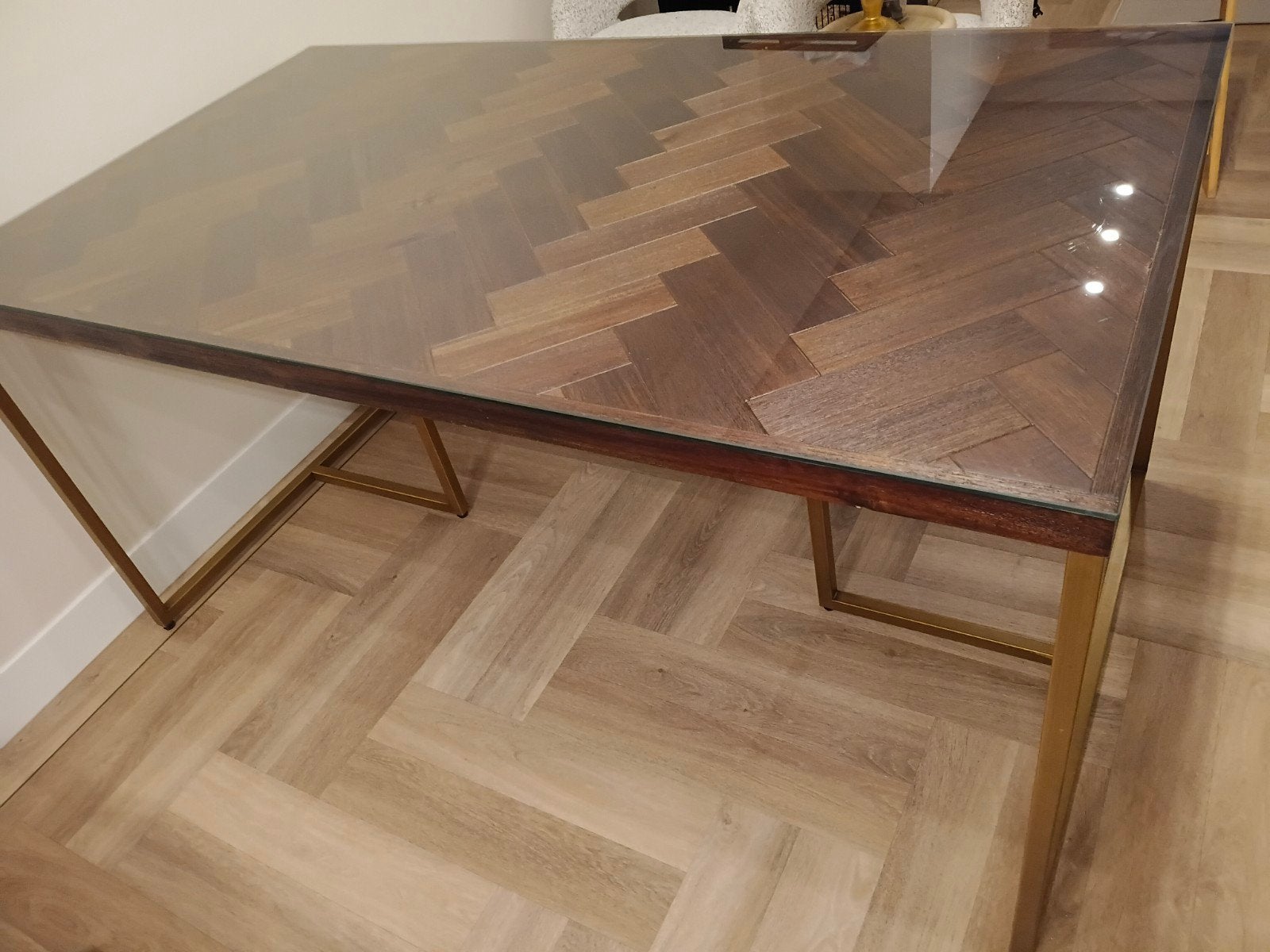 eettafel met visgraatmotief glasplaat goud poten, Huis en Inrichting, Tafels | Eettafels, Glas, Modern, Industrieel, Chique, Zo goed als nieuw