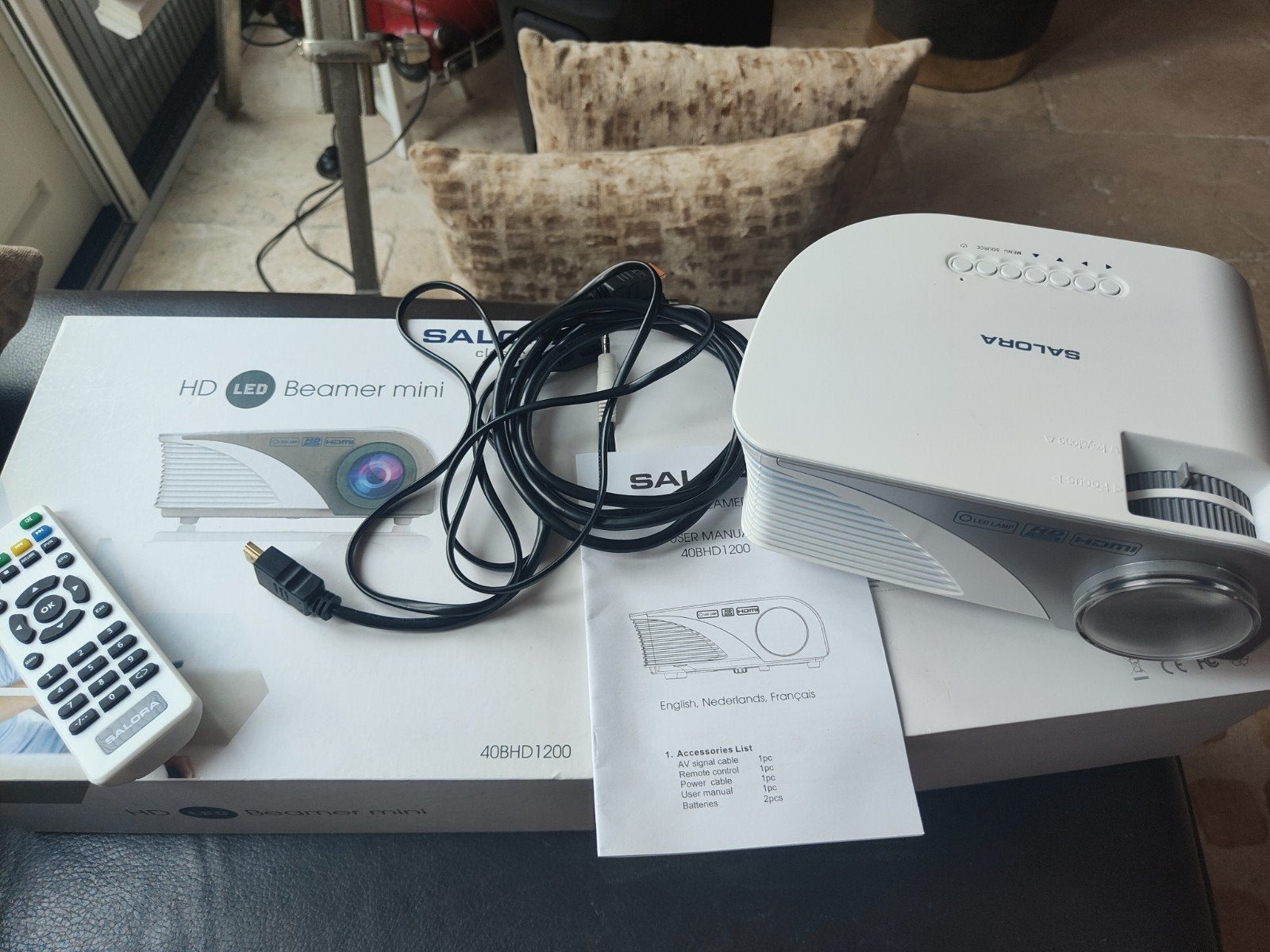 Salora HD LED Beamer mini - Zo goed als nieuw, Audio, Tv en Foto, HD (720), LED, Salora, Ophalen of Verzenden