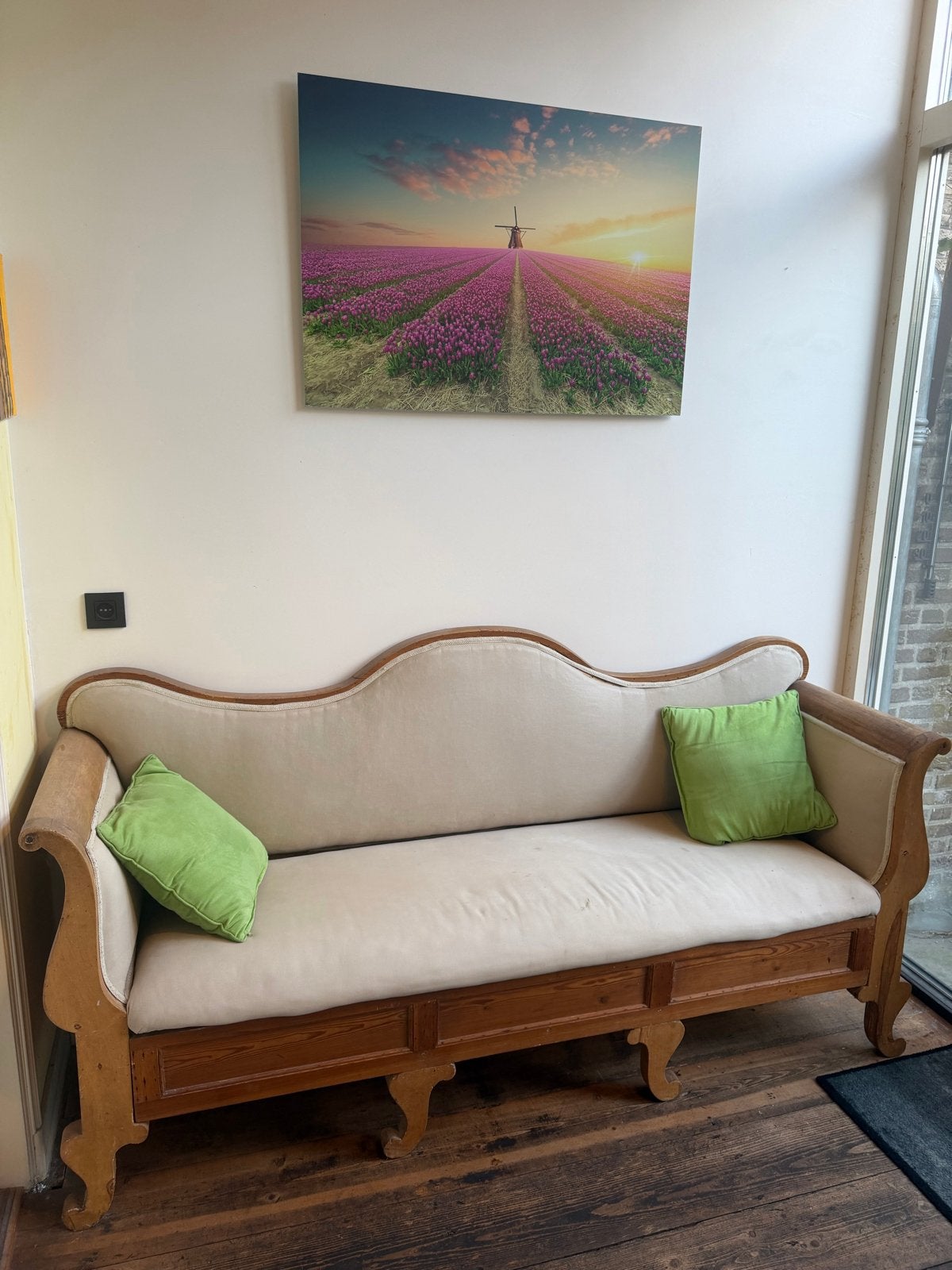 Antieke houten bank met lichte bekleding, Ophalen