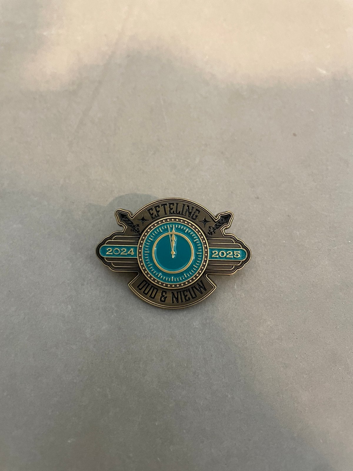 Efteling Pin Oud & Nieuw 2024-2025, Verzamelen, Efteling, Ophalen of Verzenden, Zo goed als nieuw, Button of Speldje
