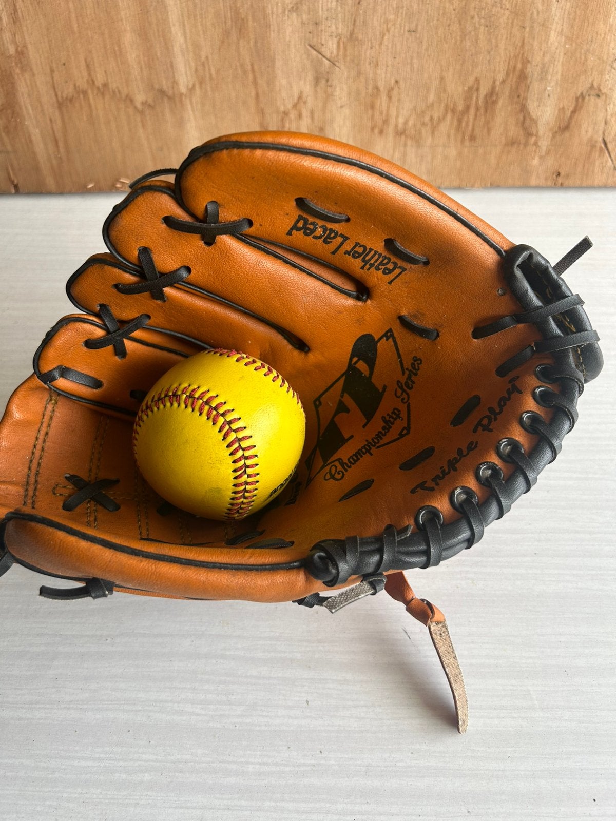 Honkbal handschoen 10 inch met bal, Ophalen of Verzenden, Zo goed als nieuw, Handschoen