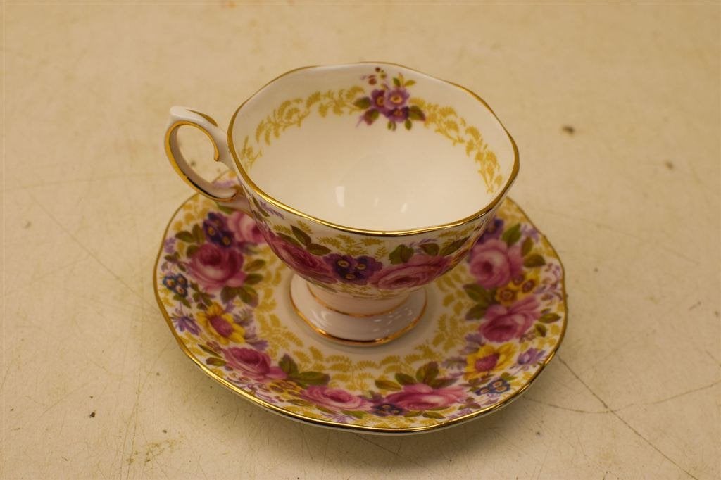 Royal Albert porseleinen kop en schotel 45275, Huis en Inrichting, Keuken | Servies, Gebruikt, Ophalen of Verzenden, Bord(en)