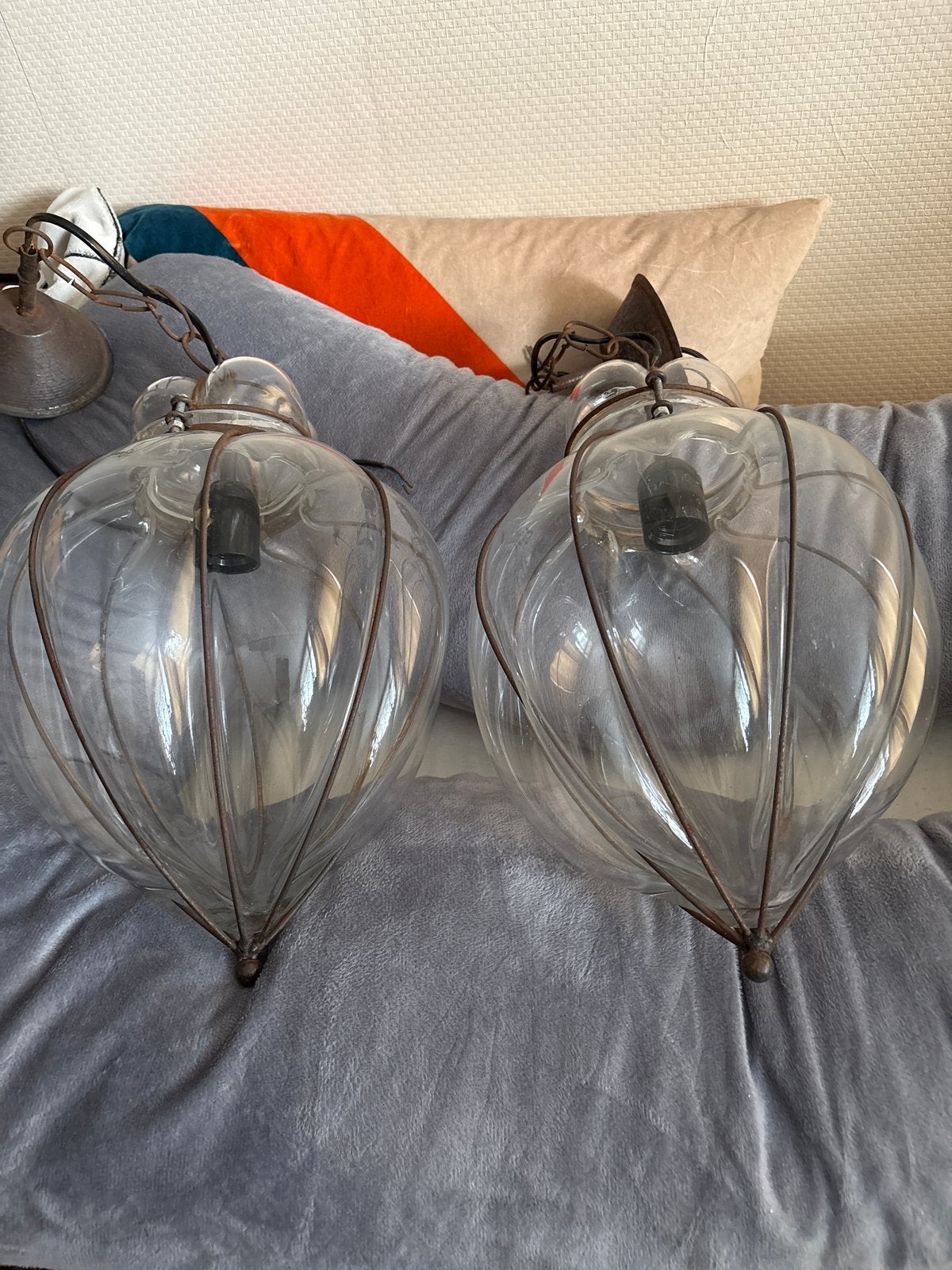 Set van 2 Vintage Glazen Hanglampen met Metalen Frame, Huis en Inrichting, Lampen | Hanglampen, Gebruikt, Glas, E27 (groot), Ophalen