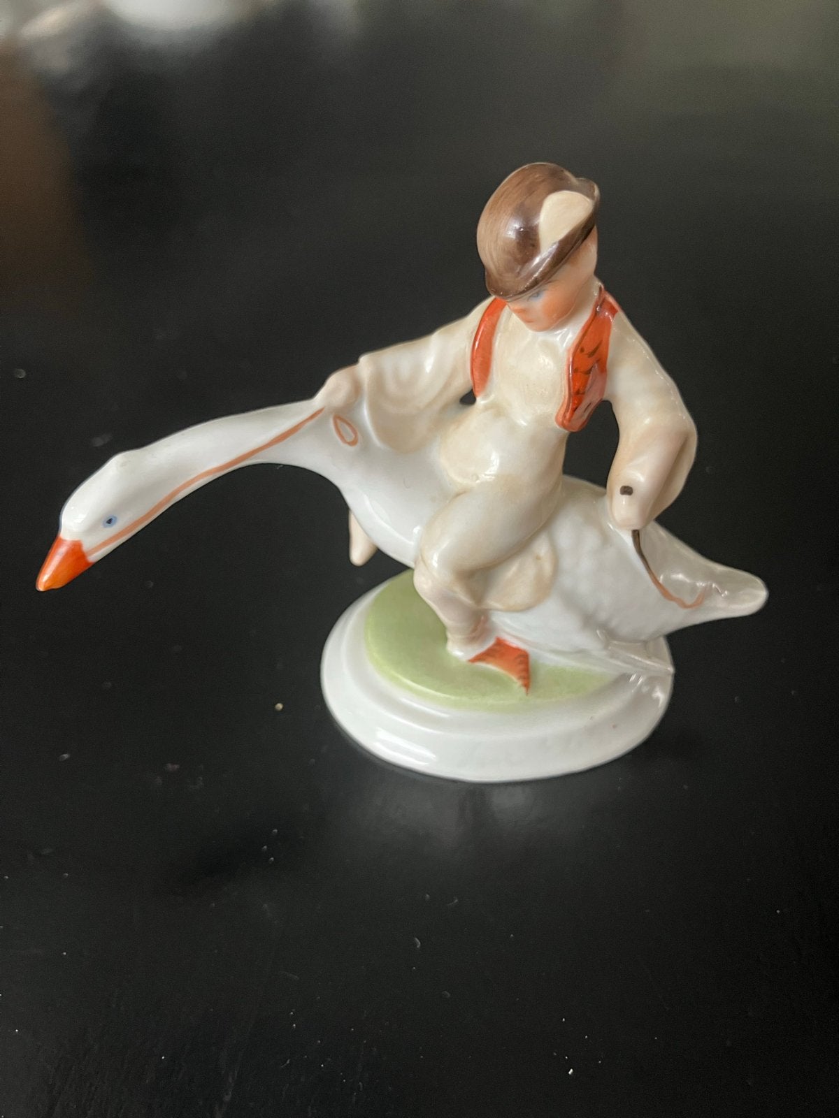 Herend Porseleinen Beeldje: Jongen op Gans, Antiek en Kunst, Antiek | Keramiek en Aardewerk, Ophalen of Verzenden