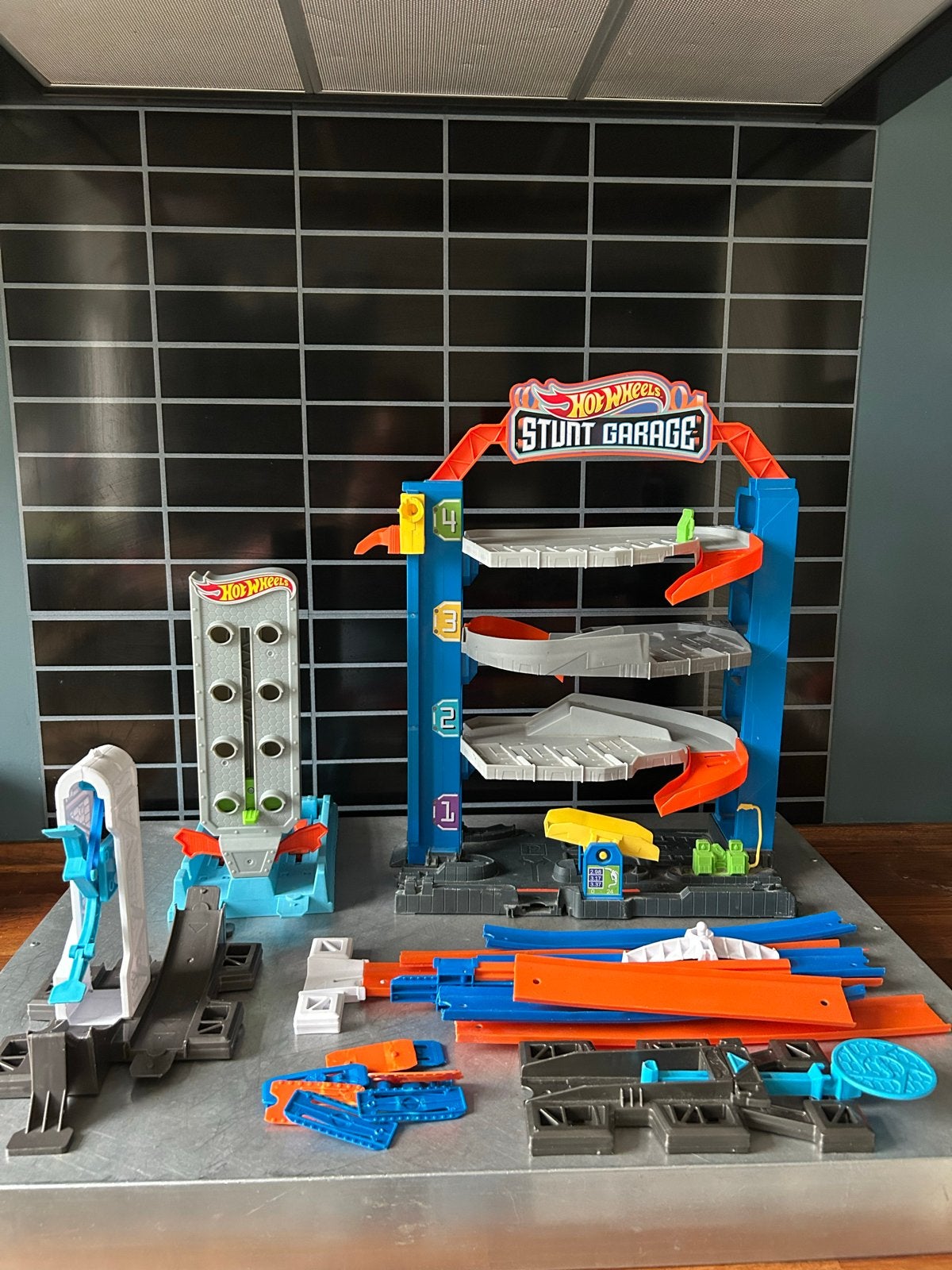 Hotwheels Stunt Garage met extra baandelen, Ophalen of Verzenden, Gebruikt