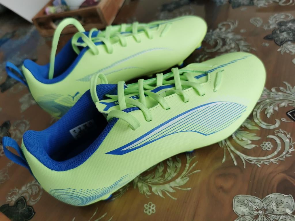 Nieuw PUMA kind Ultra 5 Play Jr Voetbalschoen maat 38, Ophalen, Schoenen, Nieuw, Maat S