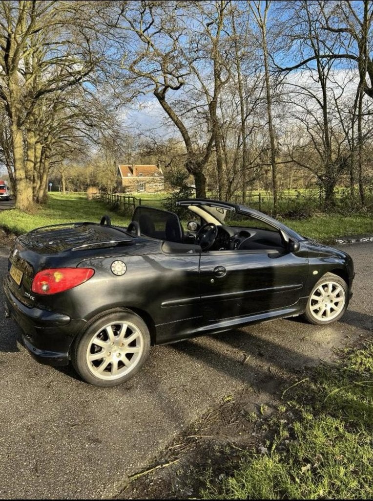 Peugeot 206 1.6 16V CC AUT 2006 Zwart, Auto's, Peugeot, Stof, 4 cilinders, Cabriolet, 4 stoelen
