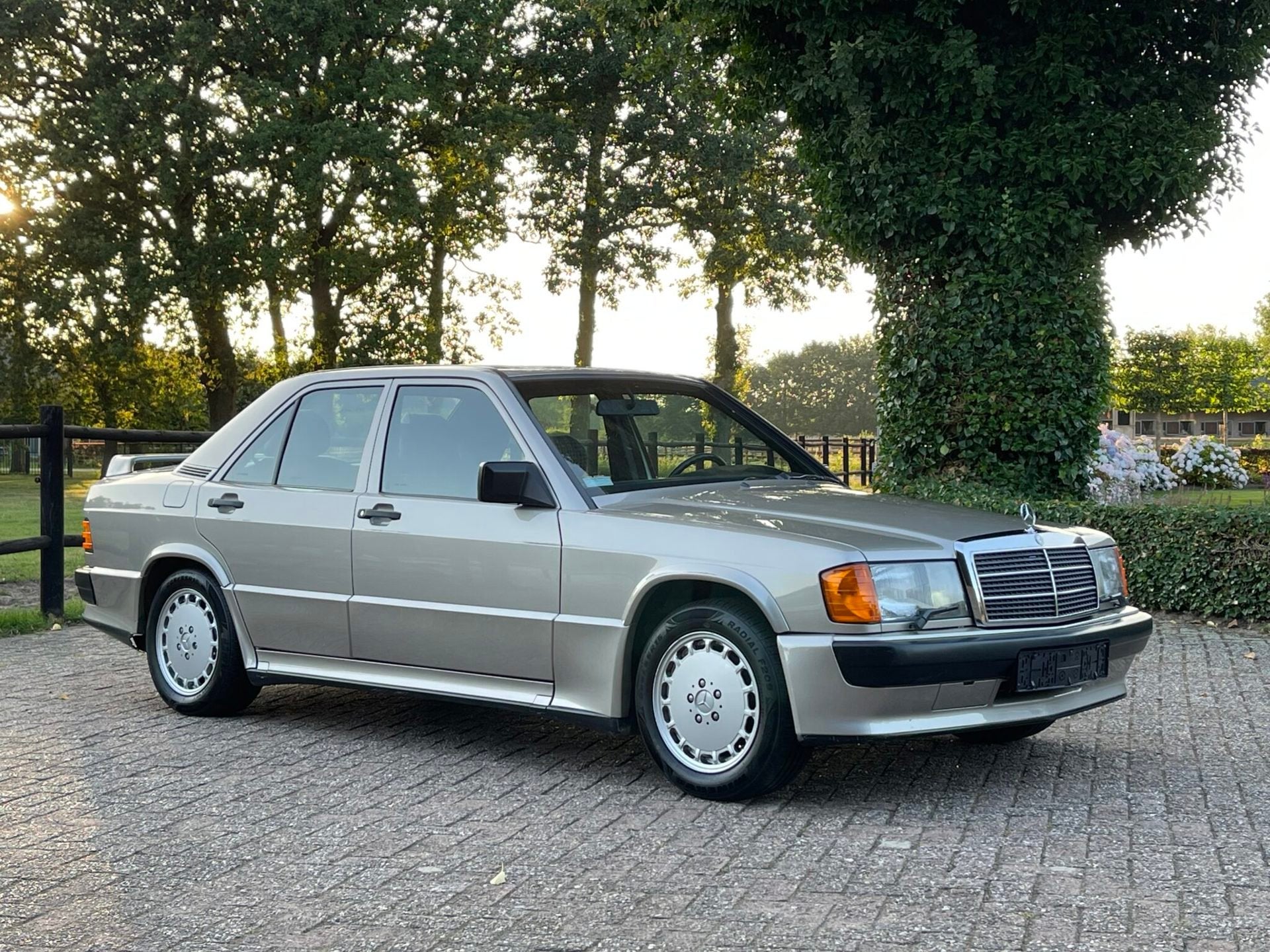 Mercedes-Benz 190-serie 2.3-16 in zeer mooie staat, Auto's, Zwart, 4 stoelen, Leder en Stof, 2300 cc