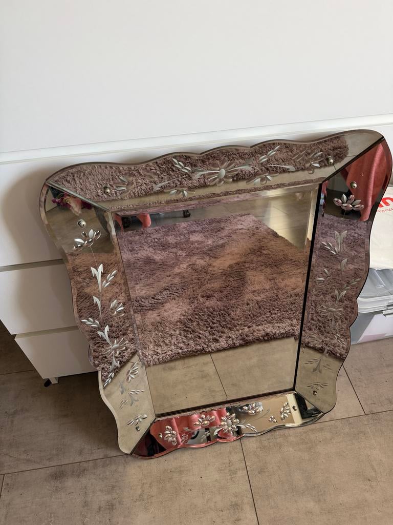 Vintage Venetiaanse spiegel met geëtste bloemmotieven, Antiek en Kunst, Antiek | Spiegels, Ophalen, Overige vormen, 50 tot 100 cm