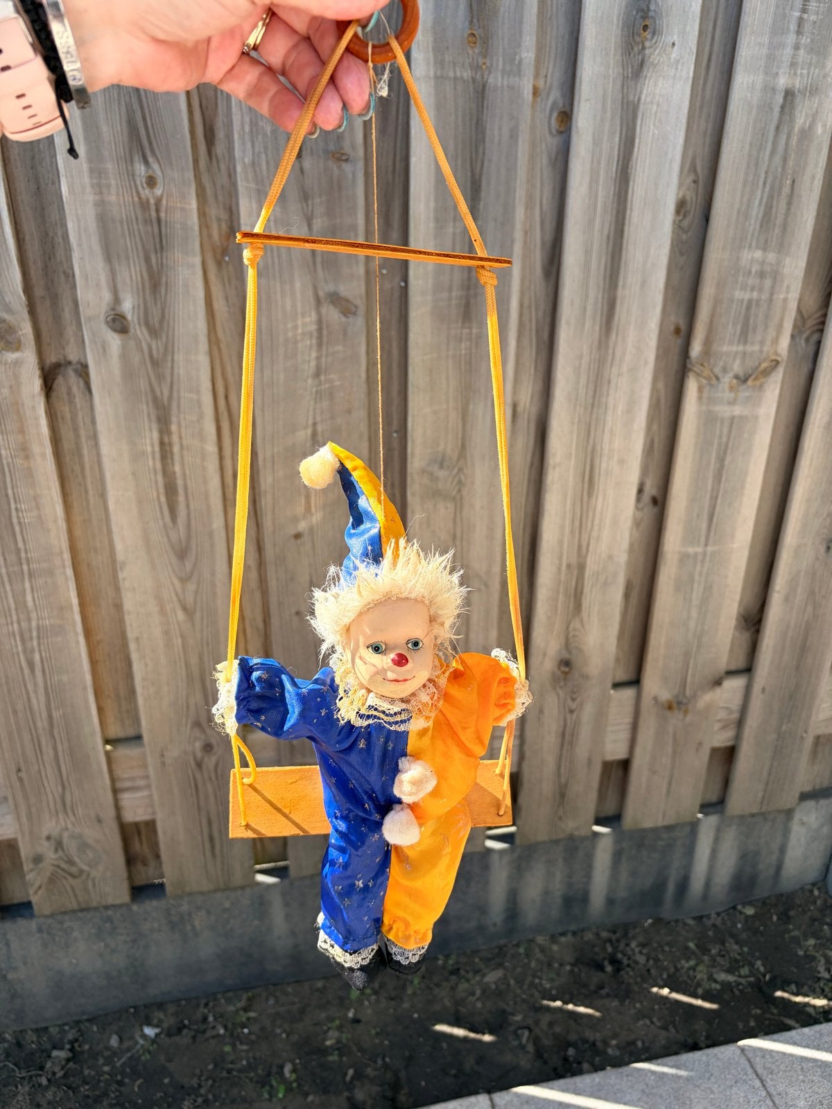 Decoratieve Clown/Pop op Houten Schommel - Vintage, Verzamelen, Ophalen, Gebruikt